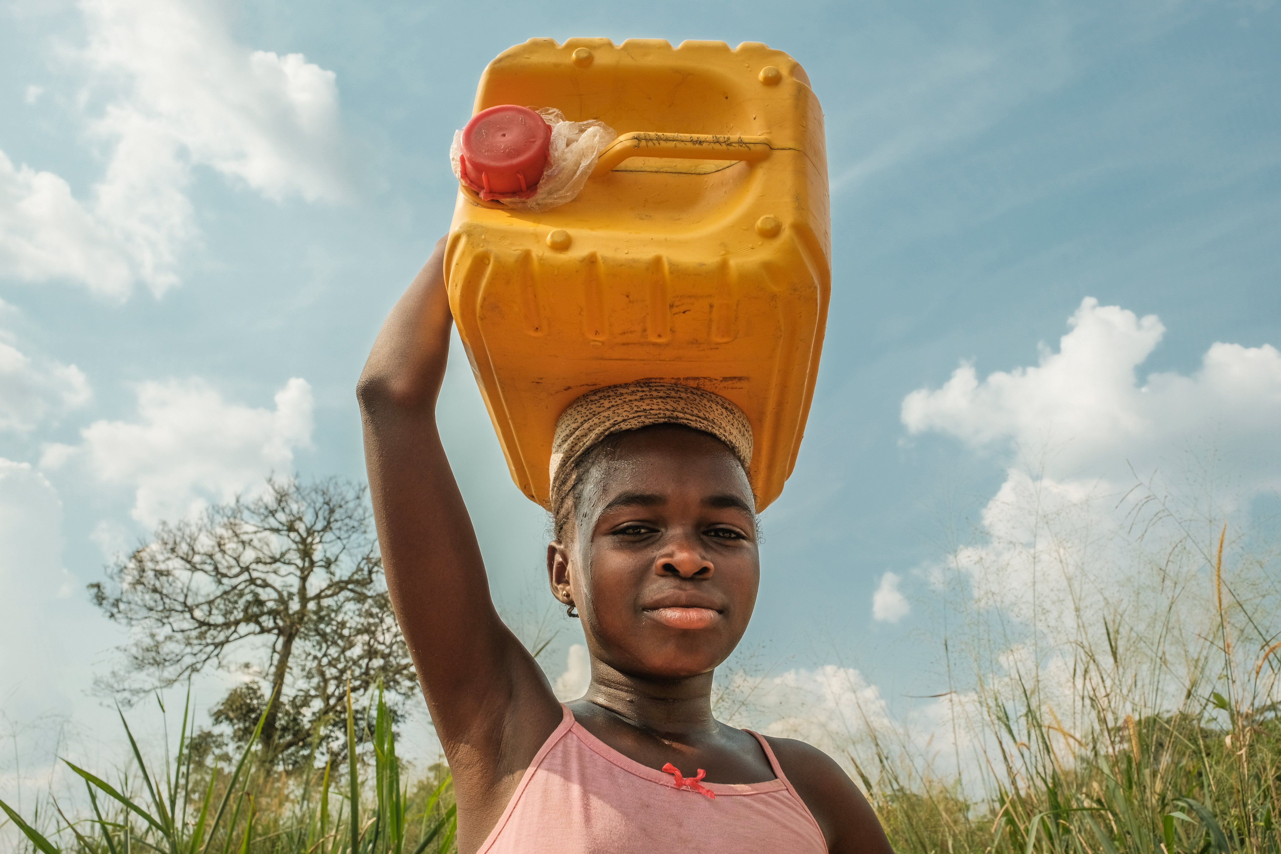 Carrying water 2(c) Axel Fassio CIFOR